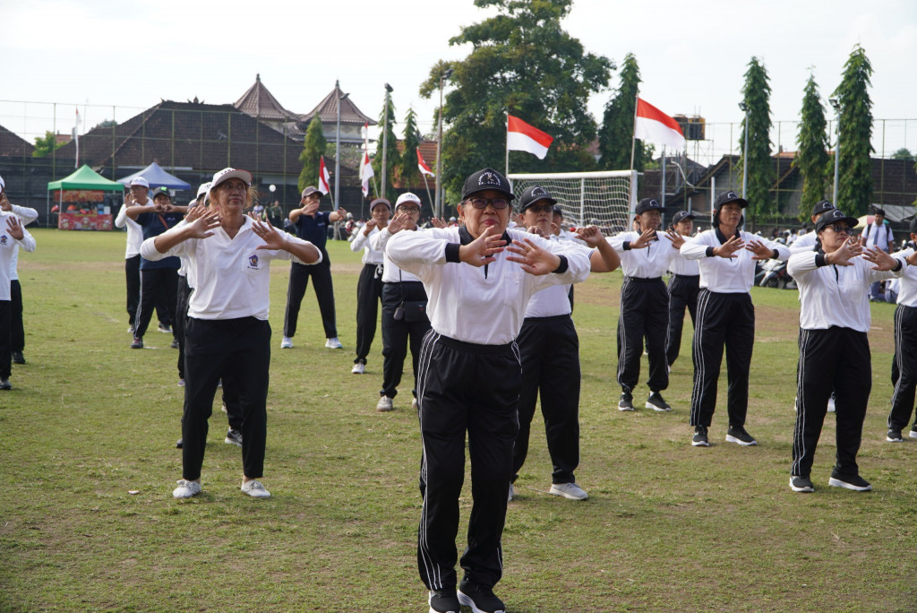 Lansia Banjar Tegeh Tetap Semangat Meriahkan Peringatan HUT RI ke-80
